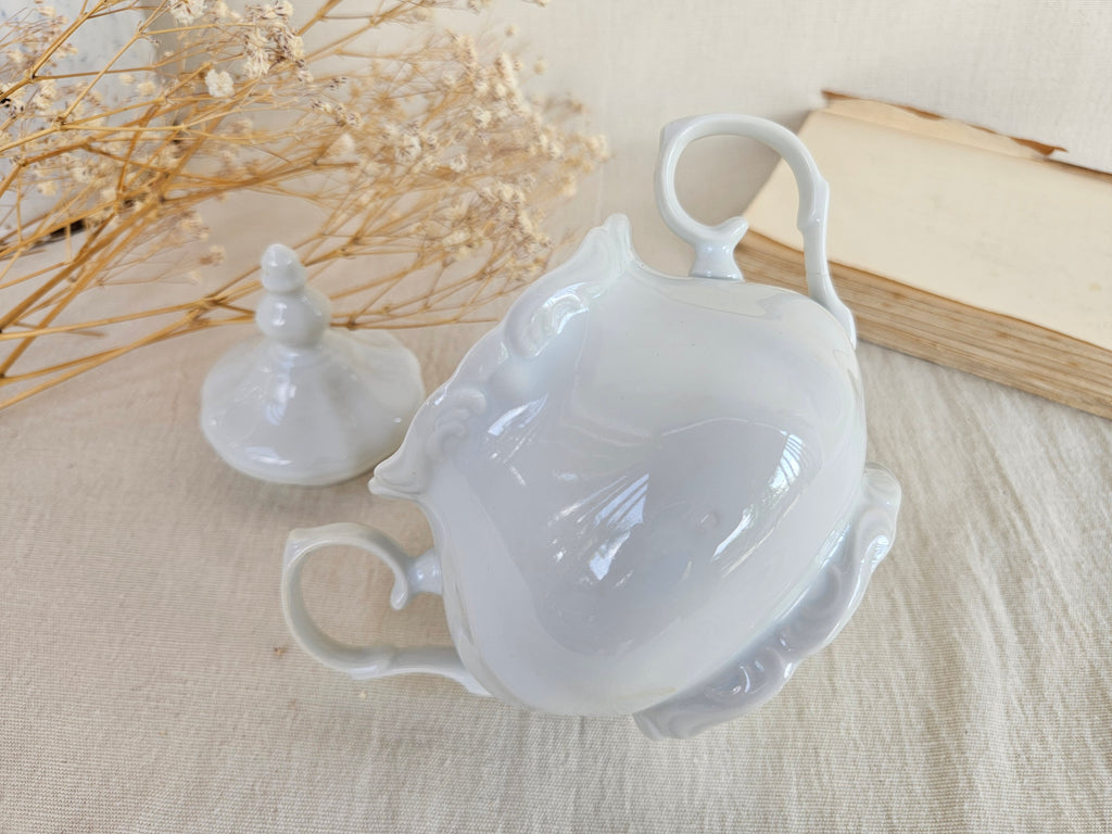 Ancien sucrier en porcelaine blanche