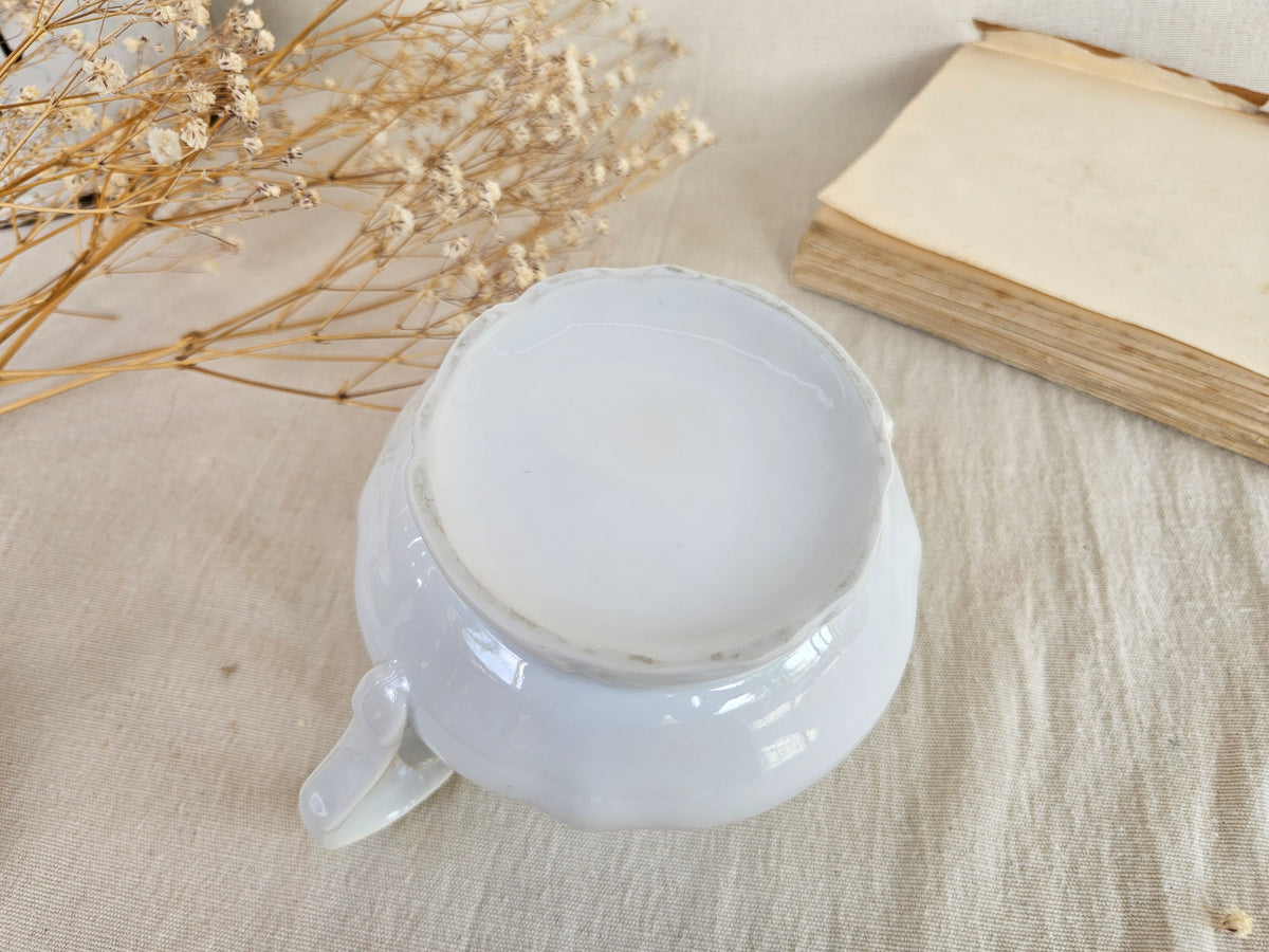 Ancien sucrier en porcelaine blanche