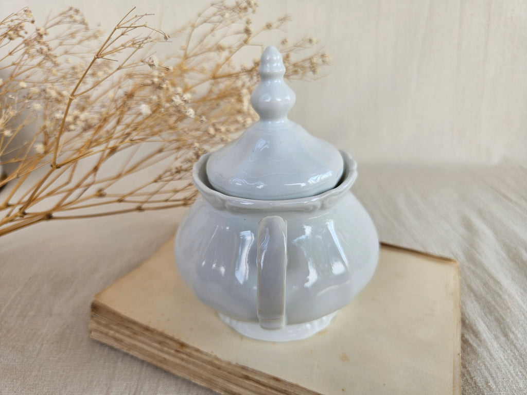 Ancien sucrier en porcelaine blanche