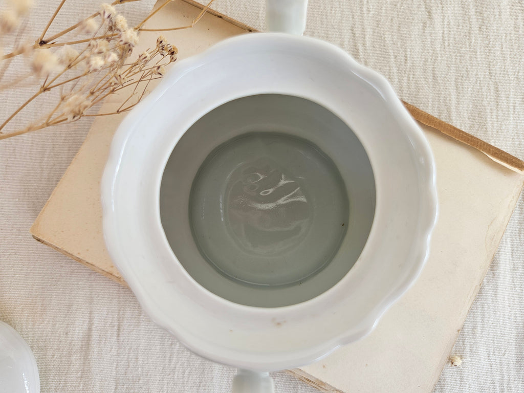 Ancien sucrier en porcelaine blanche