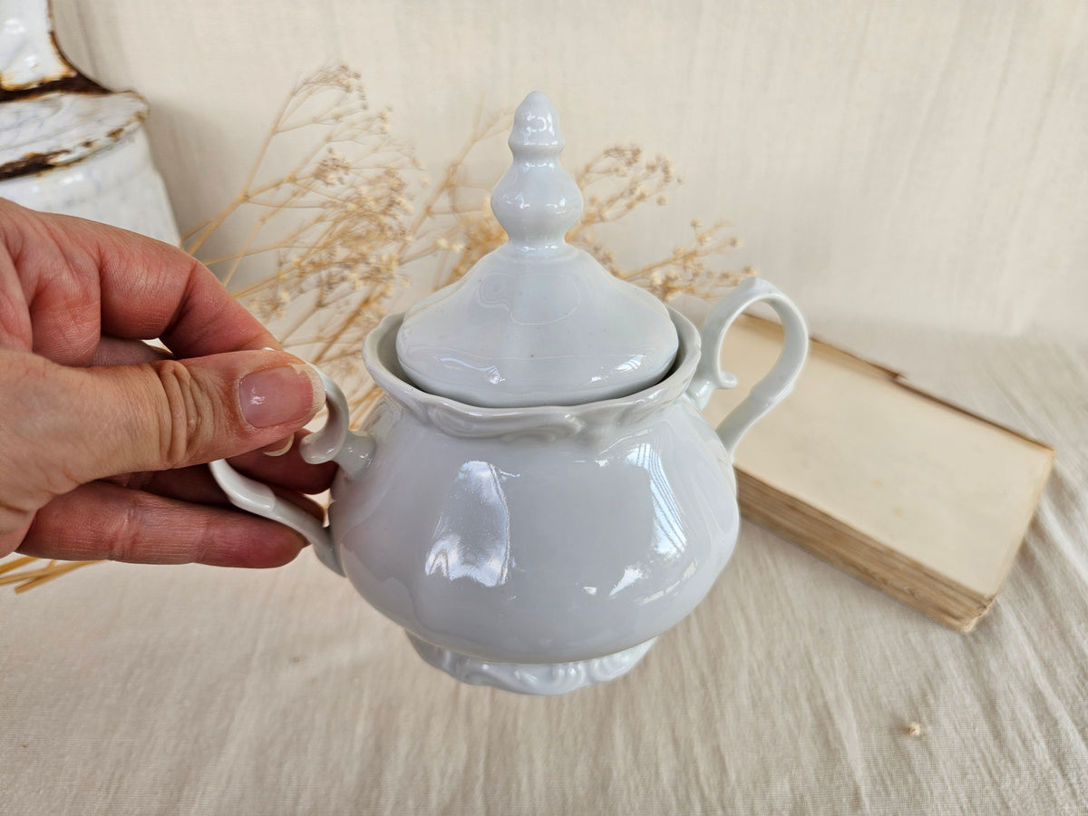Ancien sucrier en porcelaine blanche