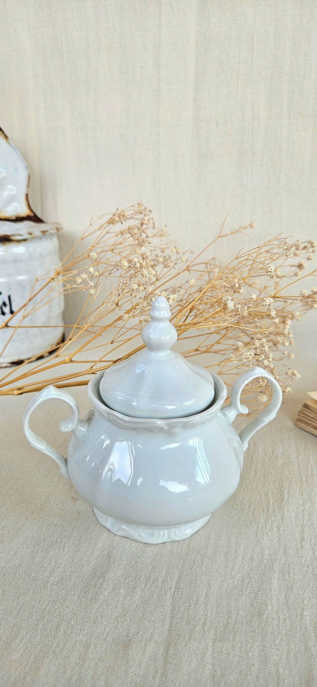 Ancien sucrier en porcelaine blanche