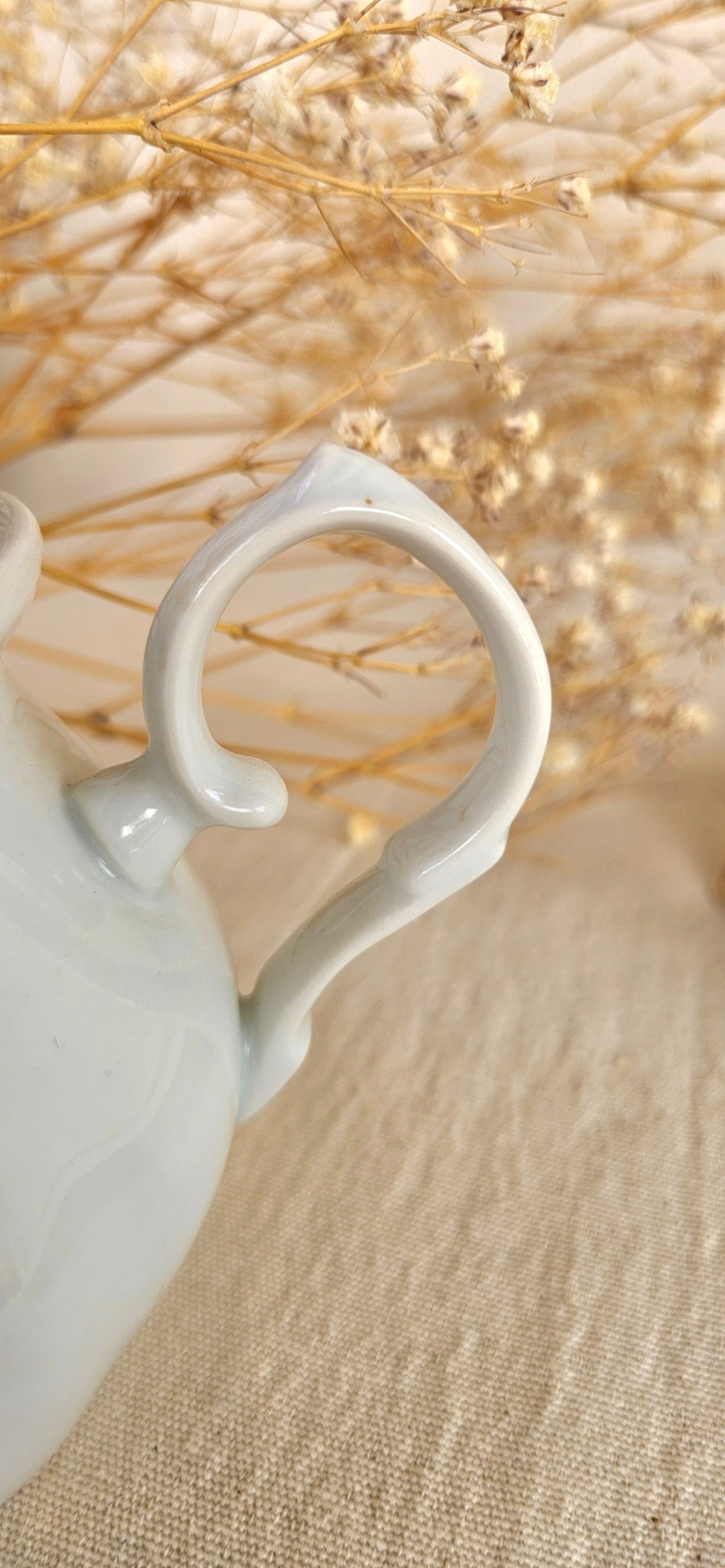 Ancien sucrier en porcelaine blanche