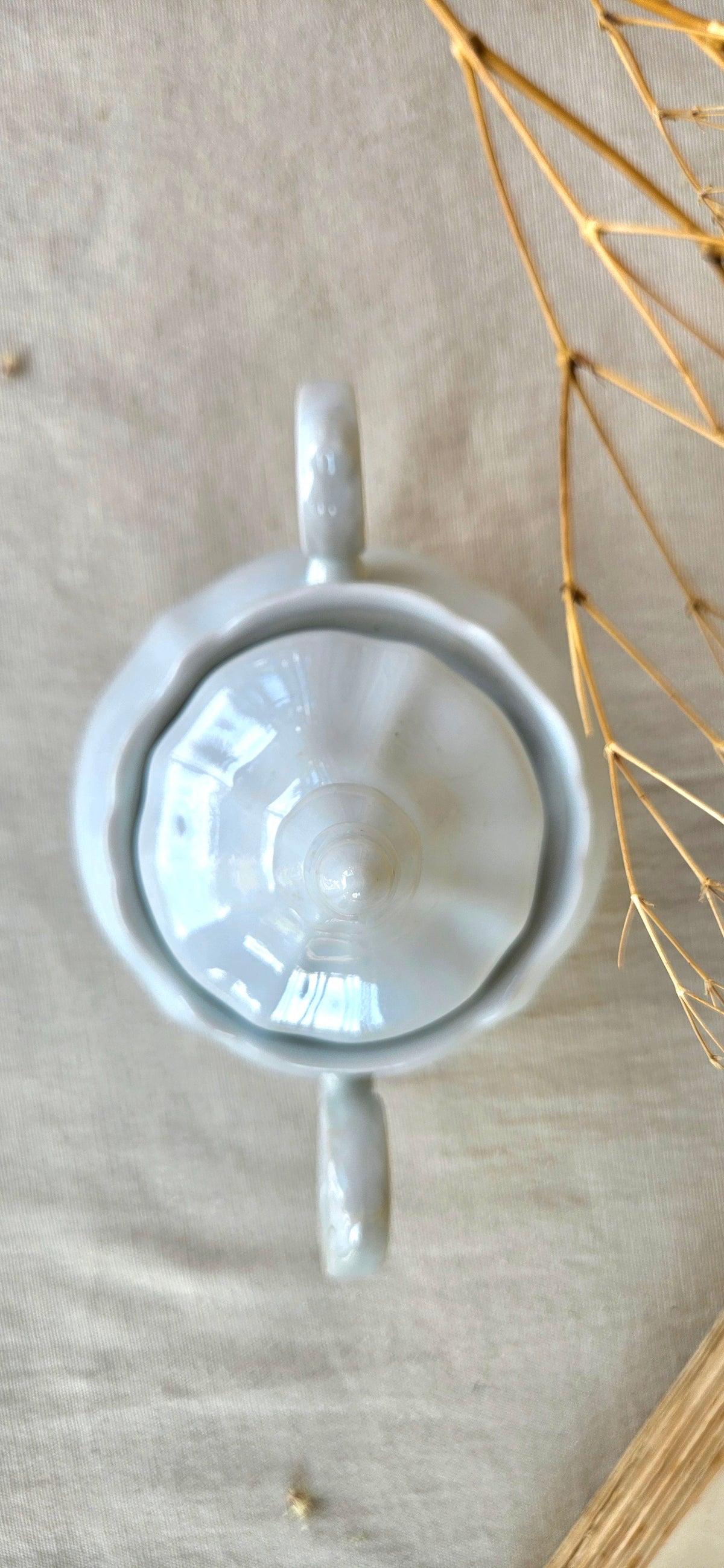 Ancien sucrier en porcelaine blanche