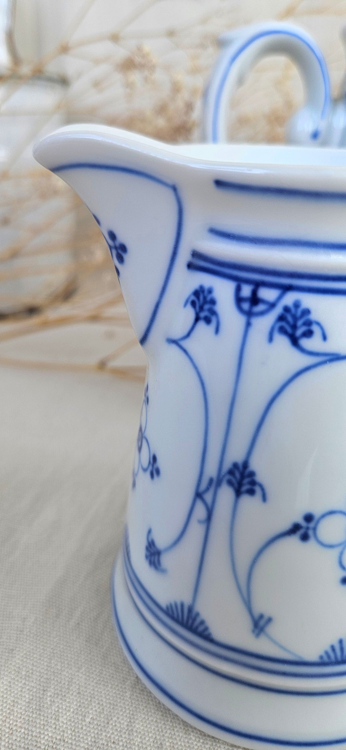 Duo cafetière et pot à lait anciens en porcelaine blanche décor bleu