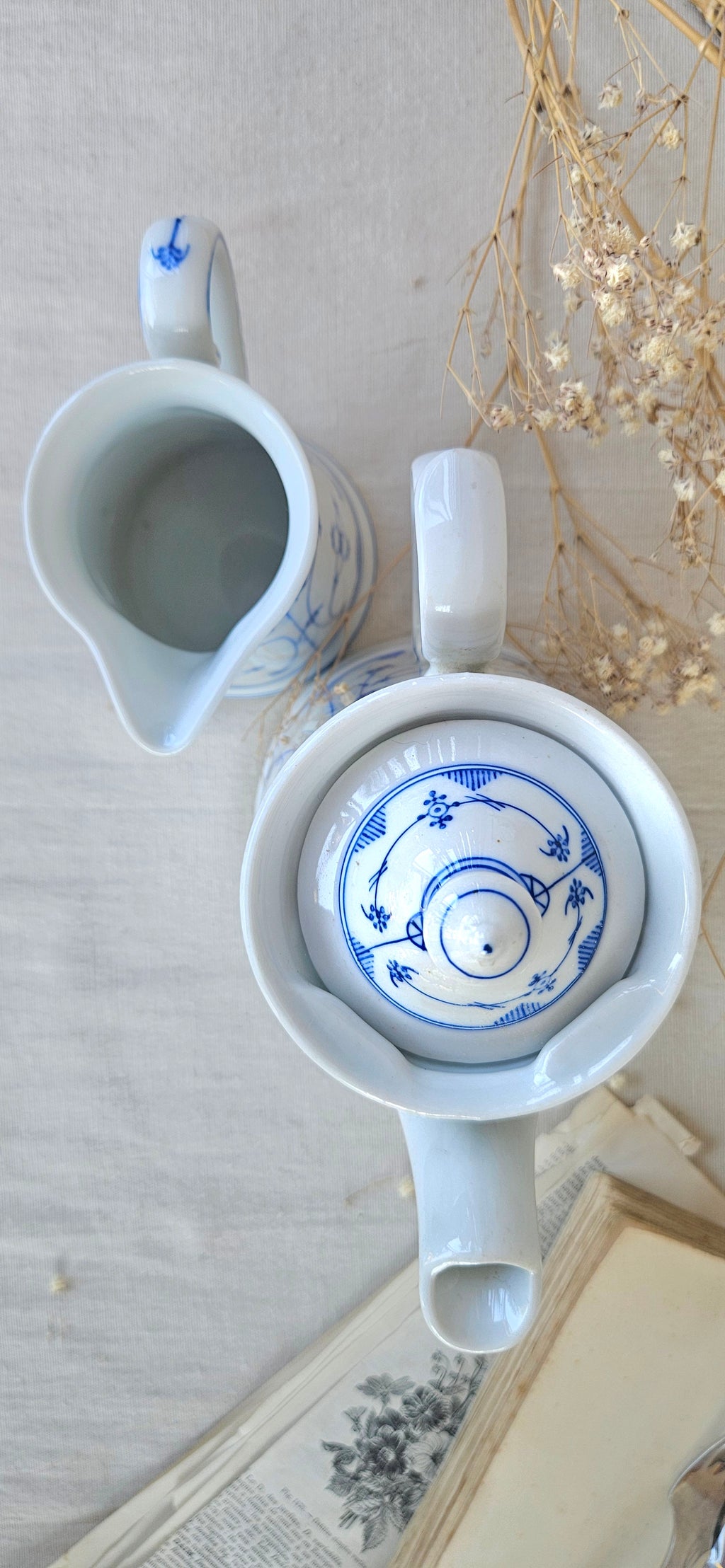Duo cafetière et pot à lait anciens en porcelaine blanche décor bleu