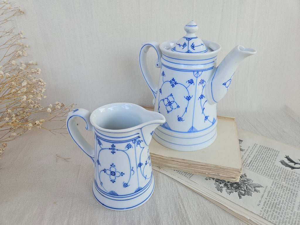 Duo cafetière et pot à lait anciens en porcelaine blanche décor bleu