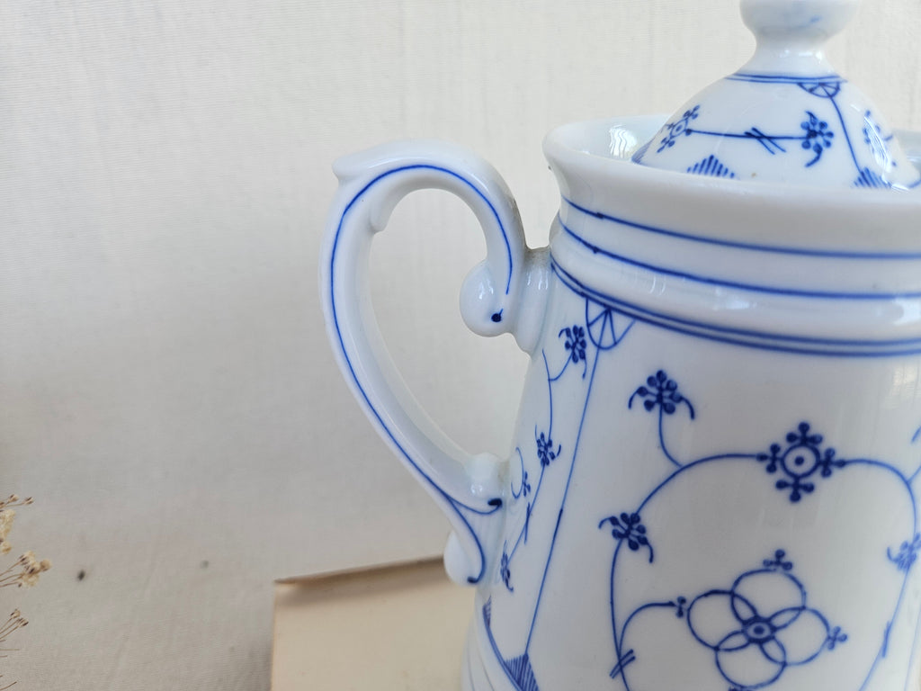Duo cafetière et pot à lait anciens en porcelaine blanche décor bleu