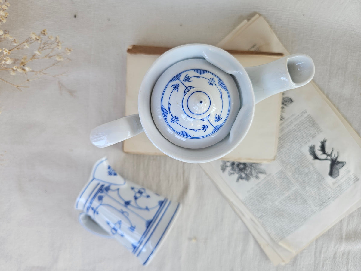 Duo cafetière et pot à lait anciens en porcelaine blanche décor bleu