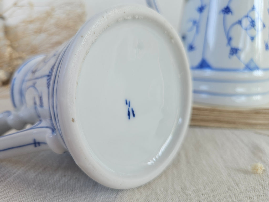 Duo cafetière et pot à lait anciens en porcelaine blanche décor bleu