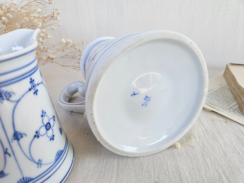 Duo cafetière et pot à lait anciens en porcelaine blanche décor bleu