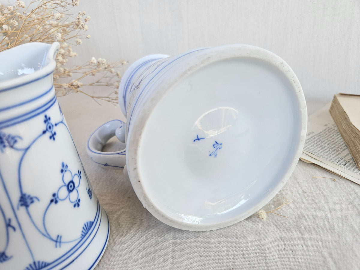 Duo cafetière et pot à lait anciens en porcelaine blanche décor bleu
