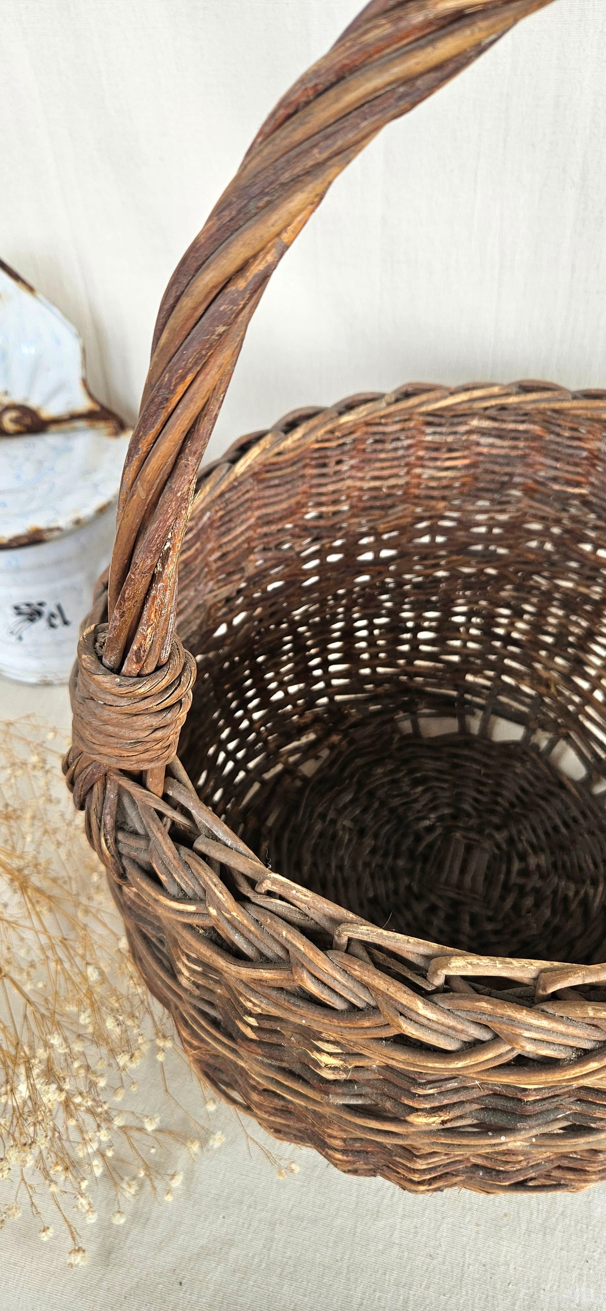 Panier ancien en osier tressé avec anse – Grande corbeille vintage de charme