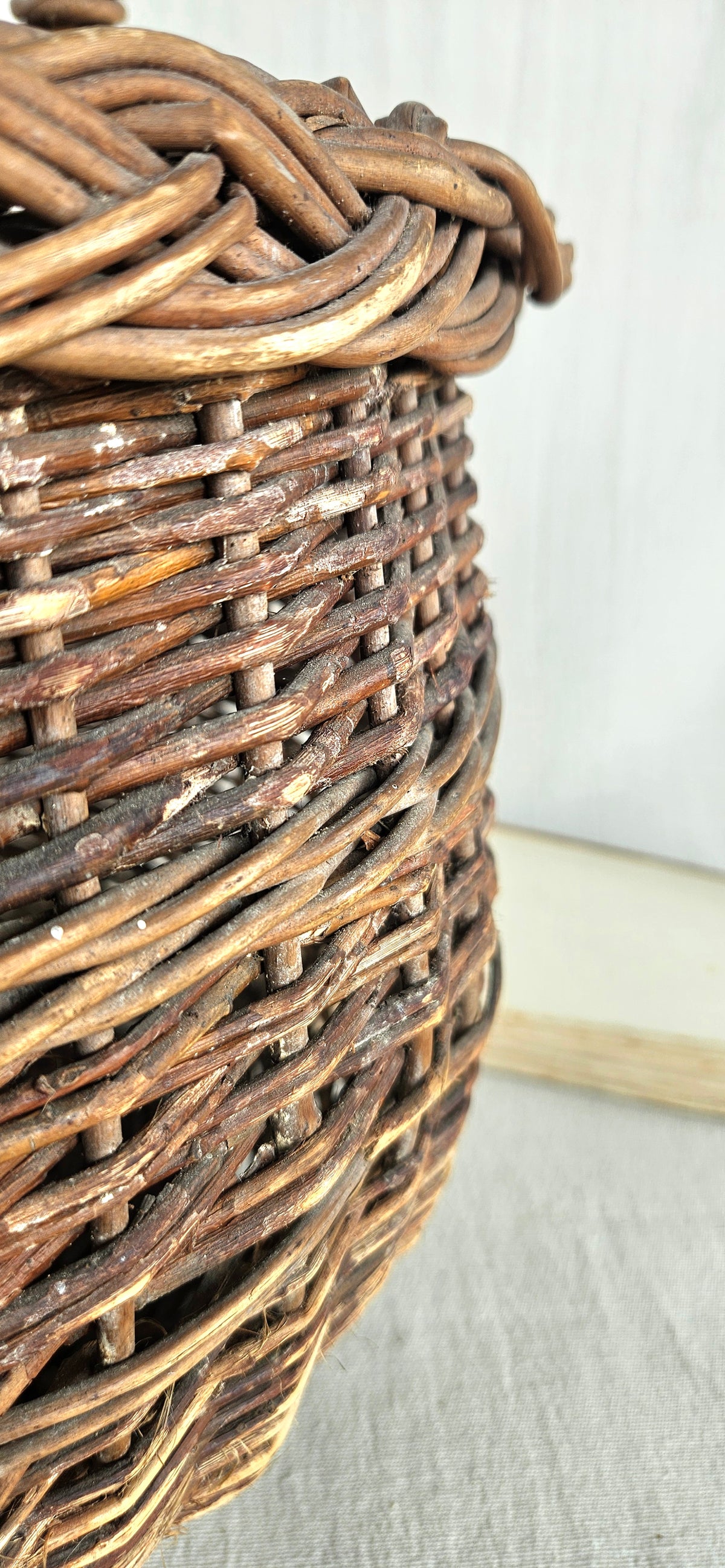 Panier ancien en osier tressé avec anse – Grande corbeille vintage de charme