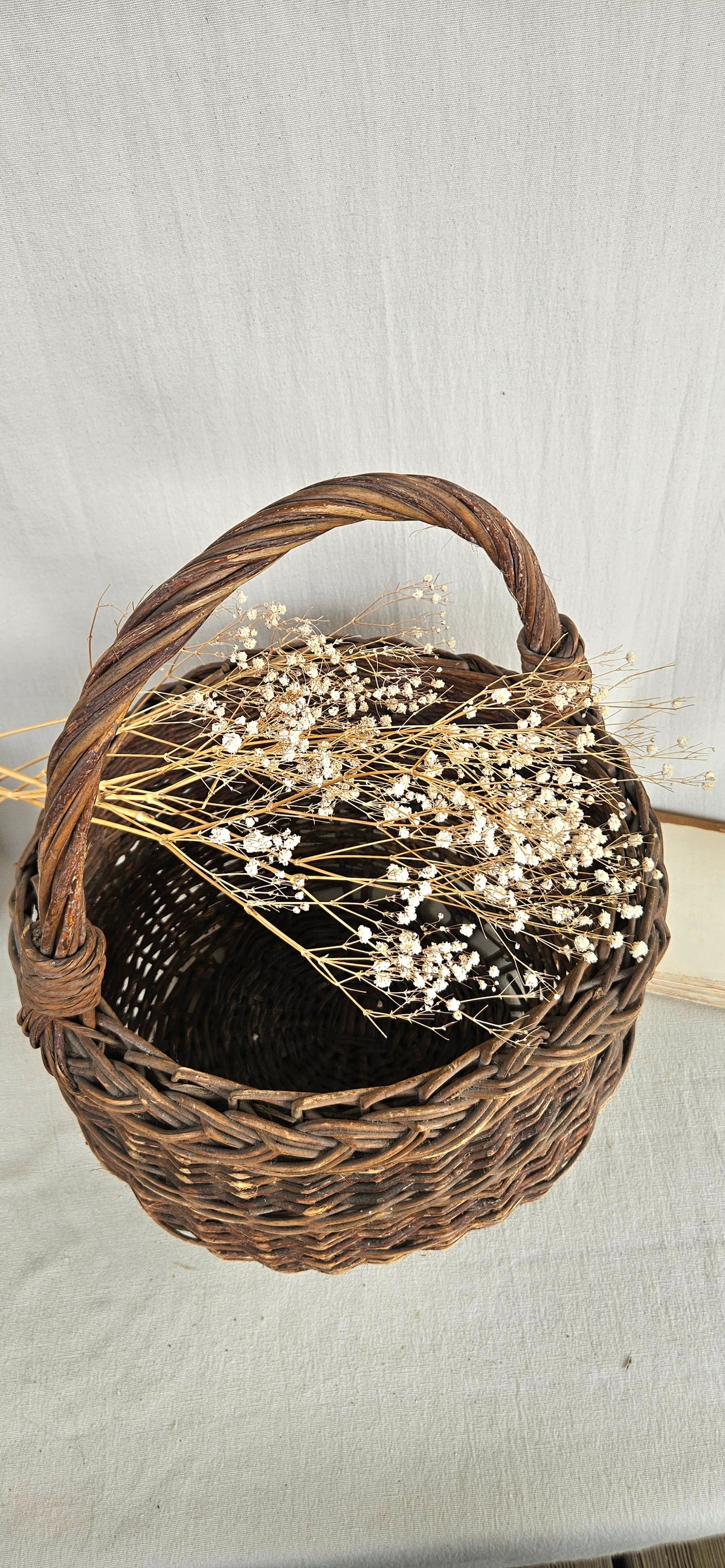 Panier ancien en osier tressé avec anse – Grande corbeille vintage de charme