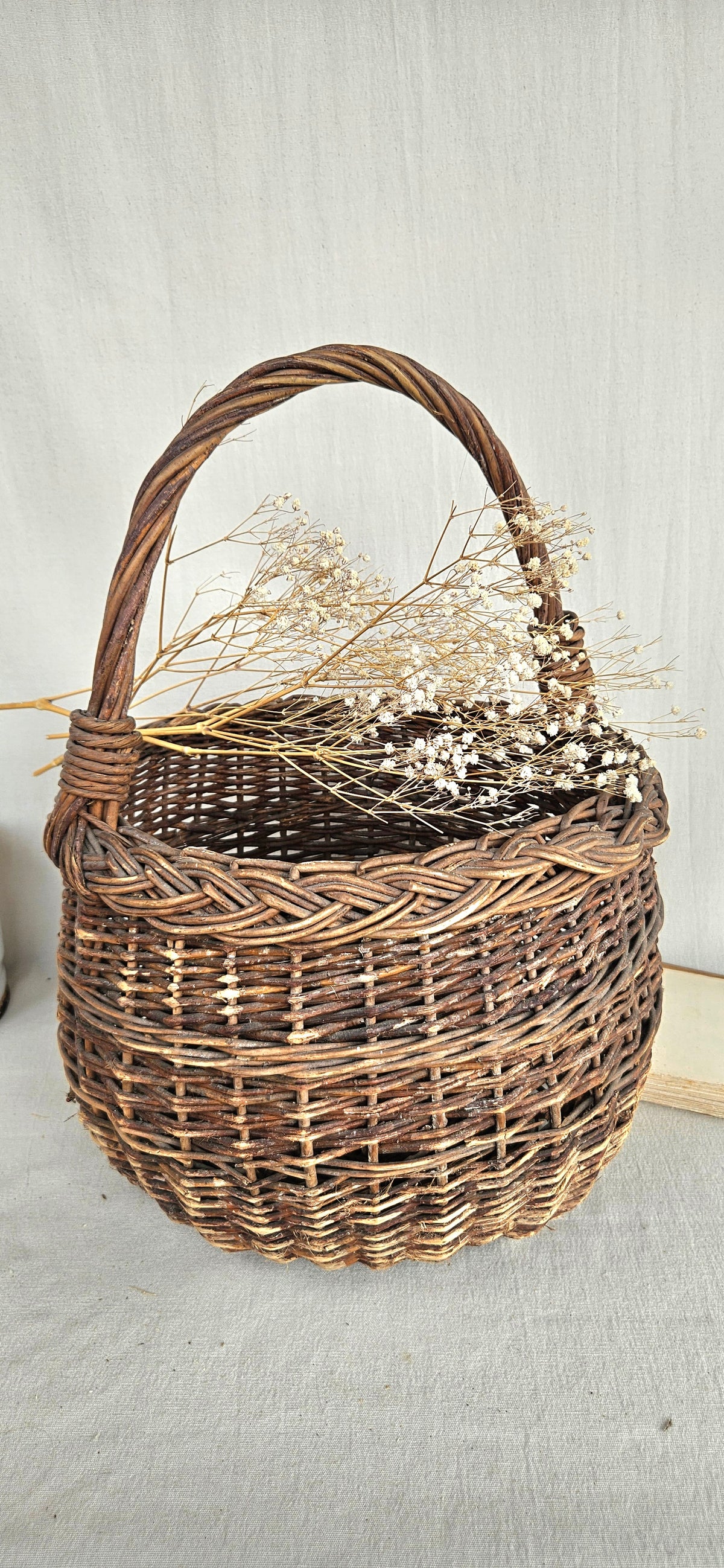 Panier ancien en osier tressé avec anse – Grande corbeille vintage de charme