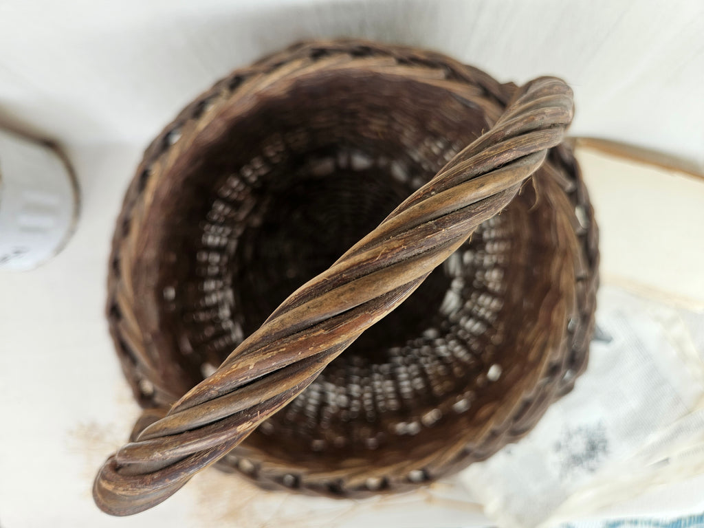 Panier ancien en osier tressé avec anse – Grande corbeille vintage de charme