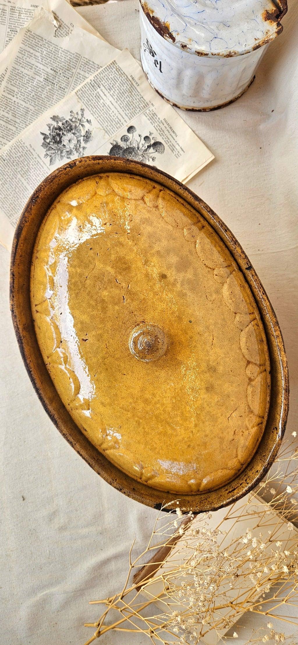 Grande terrine ancienne en terre vernissée jaune moutarde