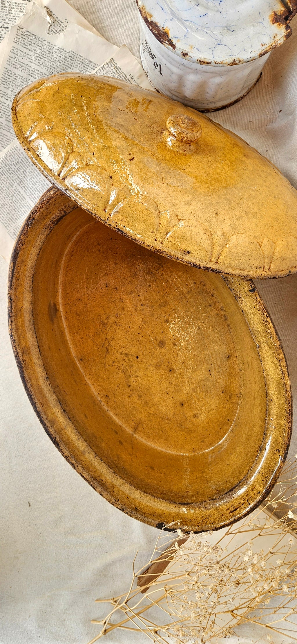 Grande terrine ancienne en terre vernissée jaune moutarde