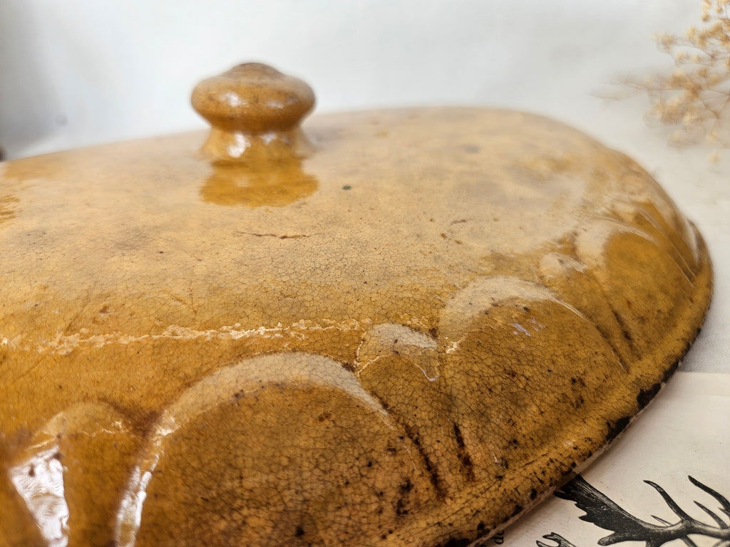Grande terrine ancienne en terre vernissée jaune moutarde