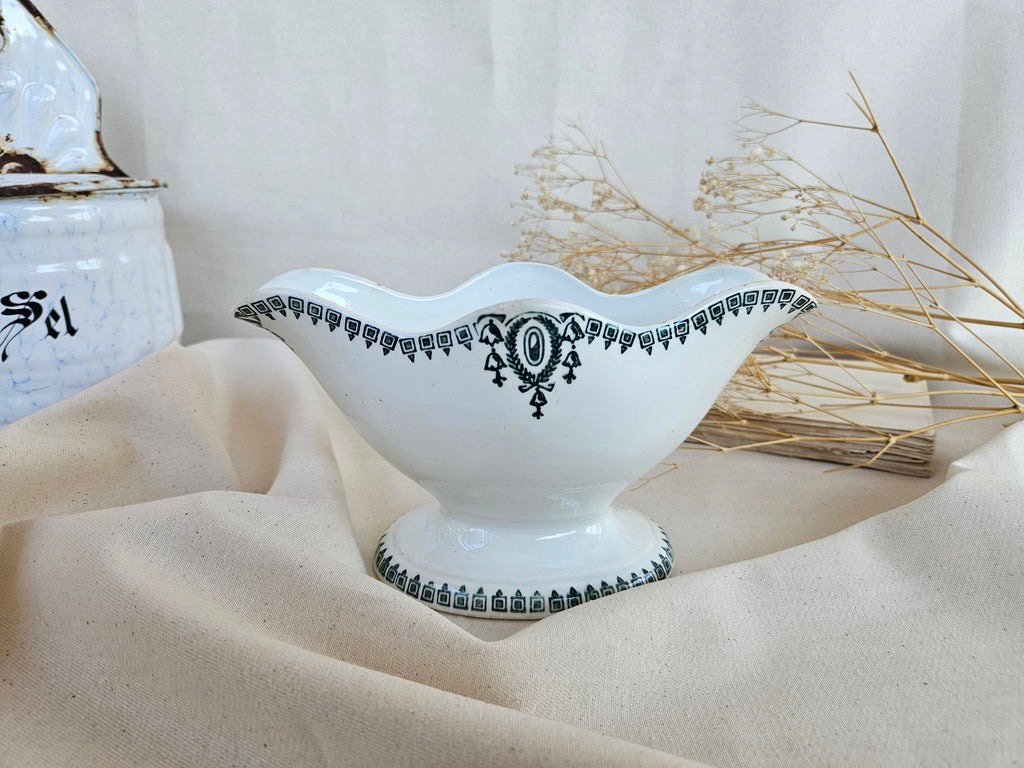Saucière Saint Amand Céranord, faïence blanche décor vert bouteille