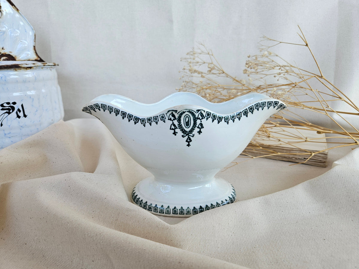 Saucière Saint Amand Céranord, faïence blanche décor vert bouteille