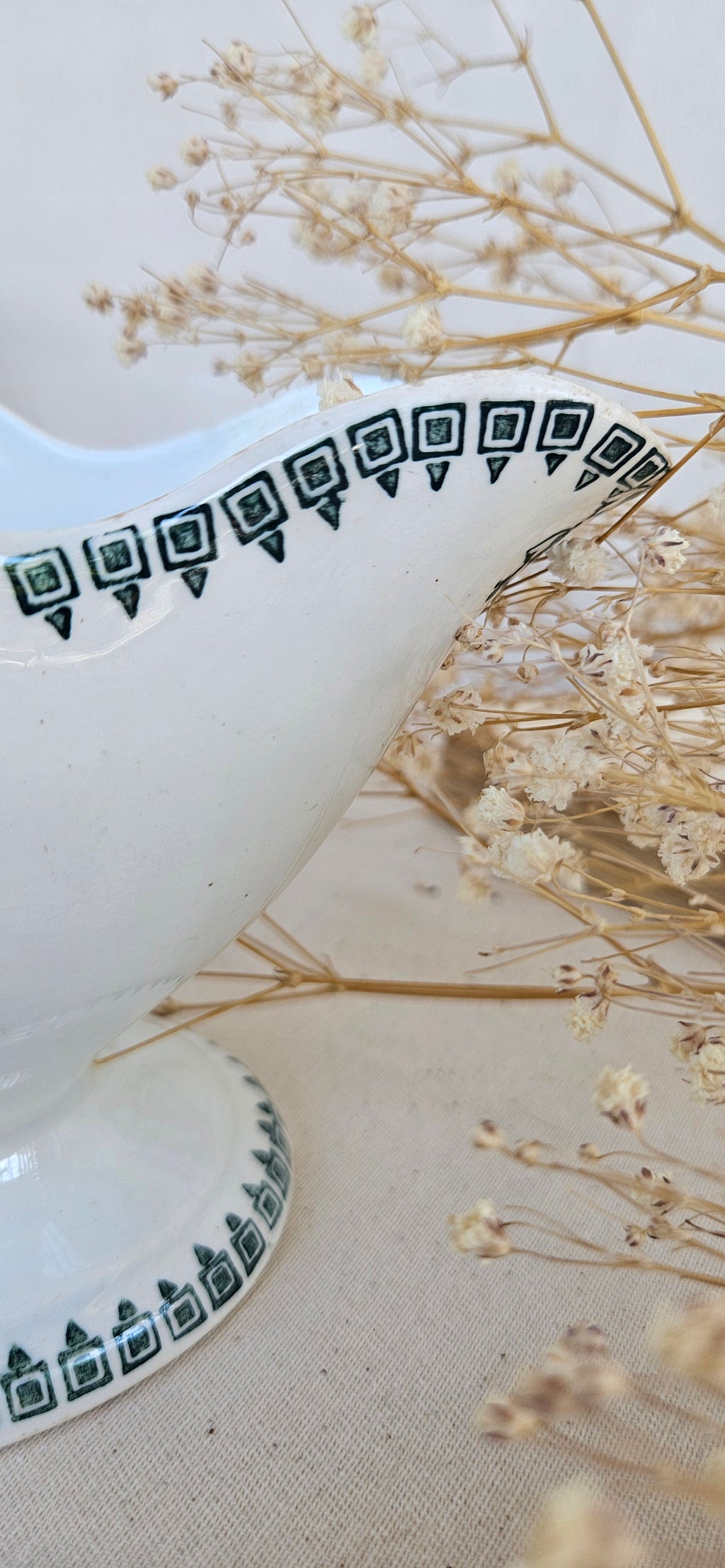 Saucière Saint Amand Céranord, faïence blanche décor vert bouteille