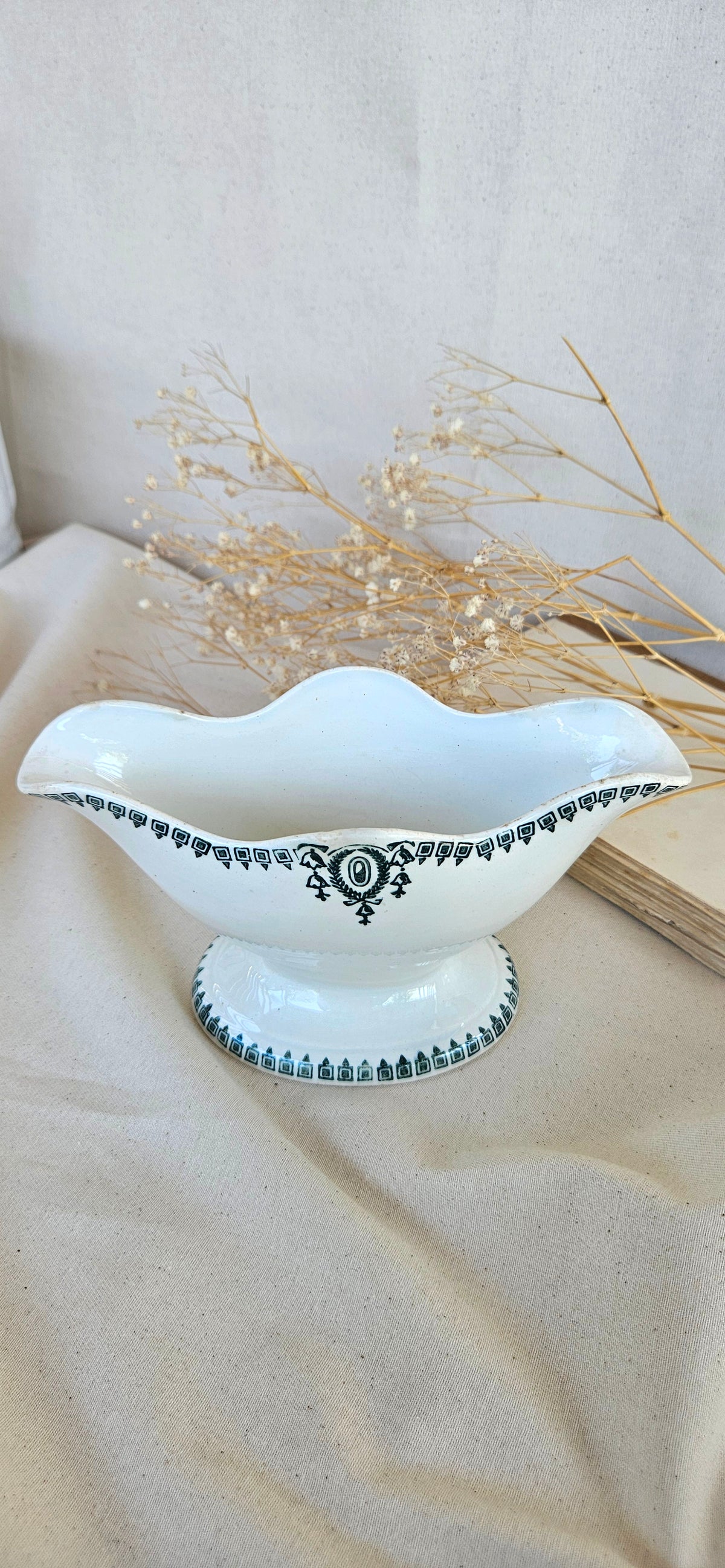 Saucière Saint Amand Céranord, faïence blanche décor vert bouteille