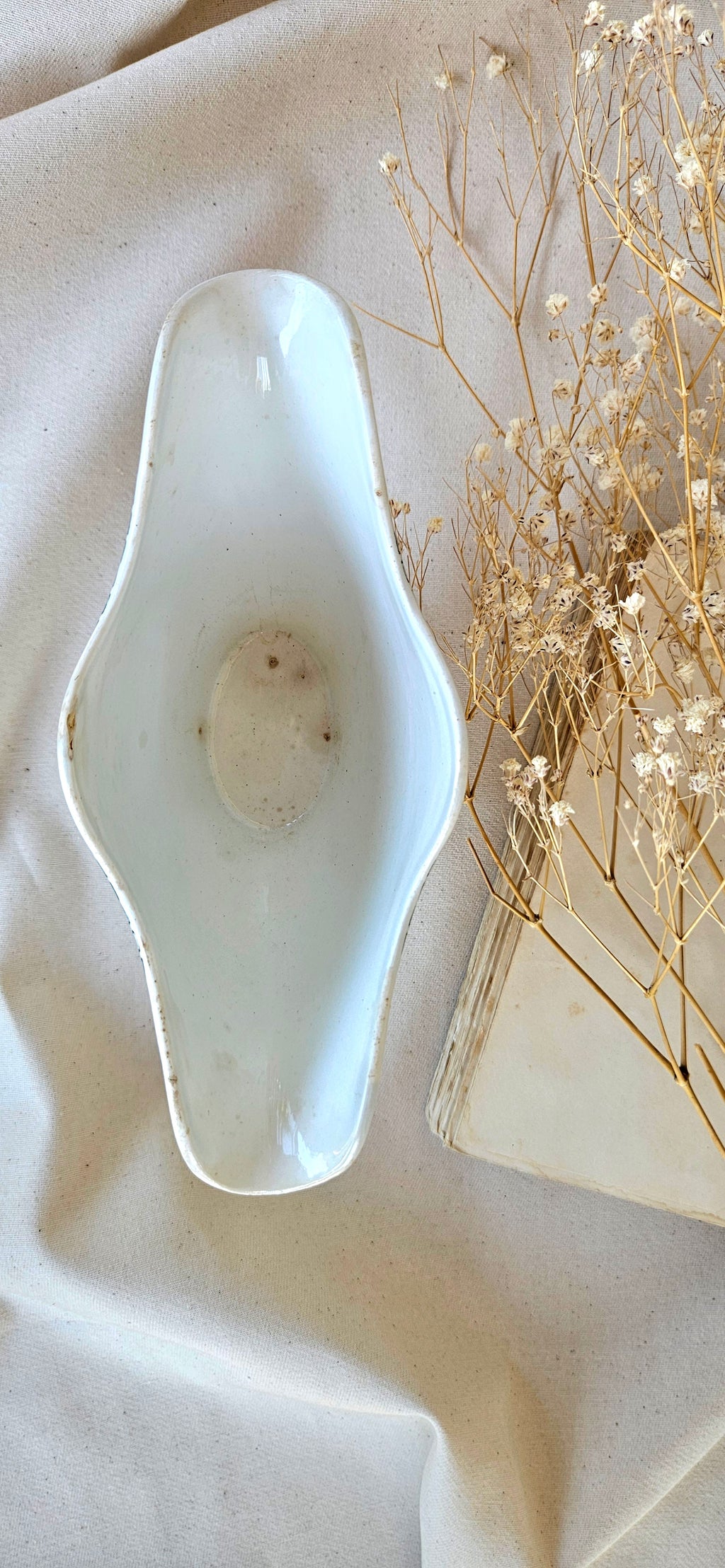 Saucière Saint Amand Céranord, faïence blanche décor vert bouteille