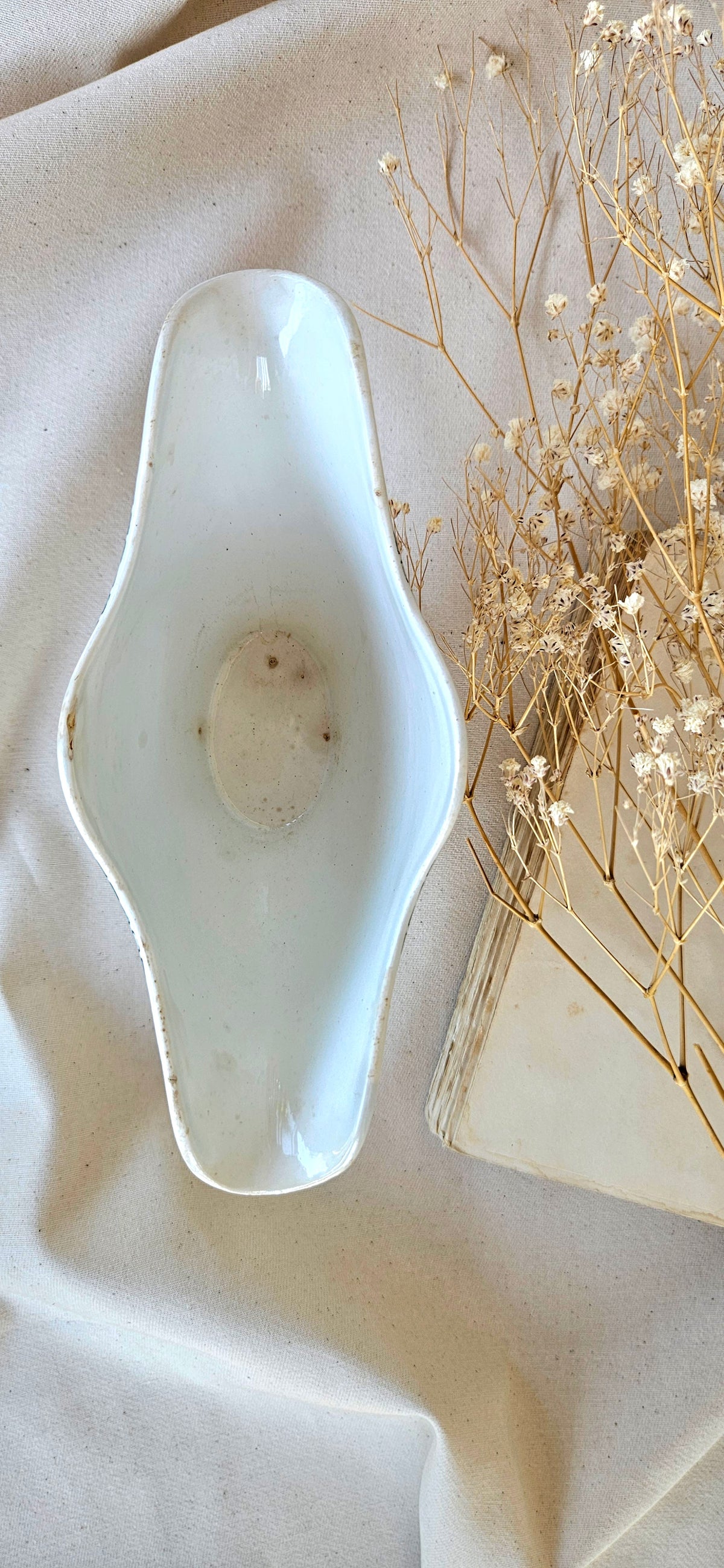 Saucière Saint Amand Céranord, faïence blanche décor vert bouteille