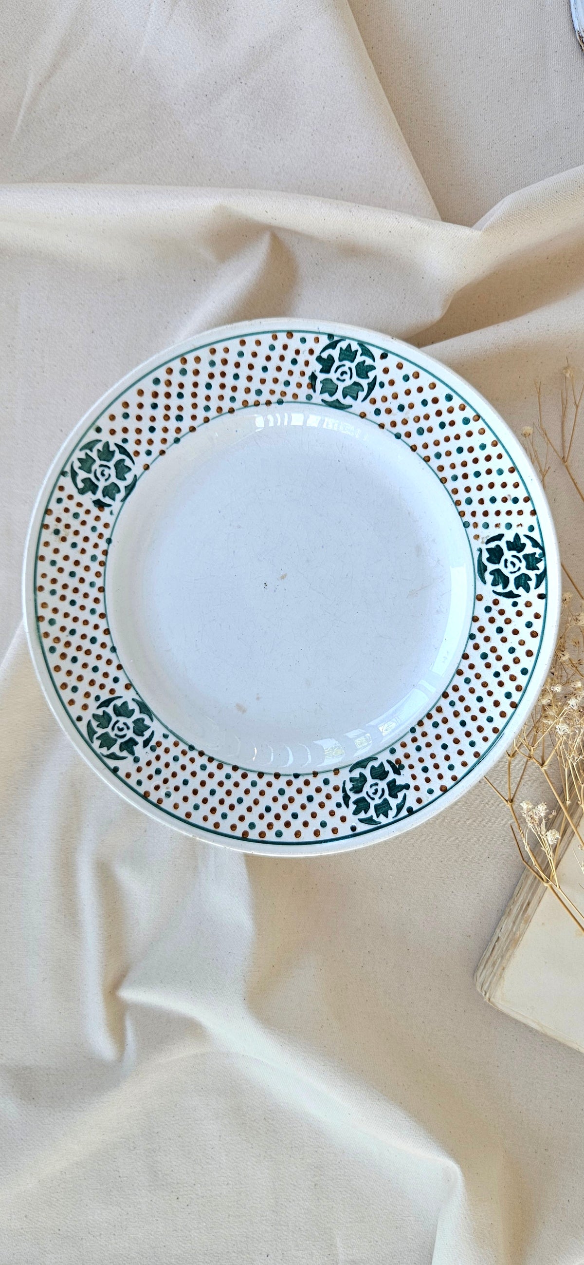 Assiette sur pied Saint-Amand en terre de fer décor floral vert et pois bruns