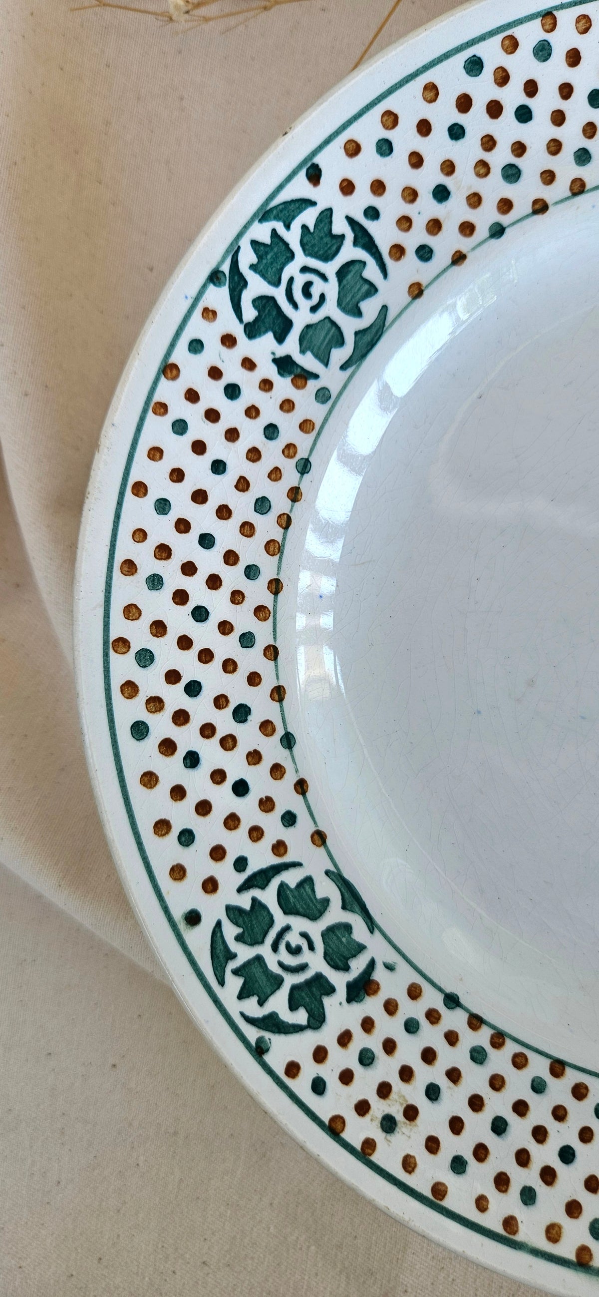 Assiette sur pied Saint-Amand en terre de fer décor floral vert et pois bruns