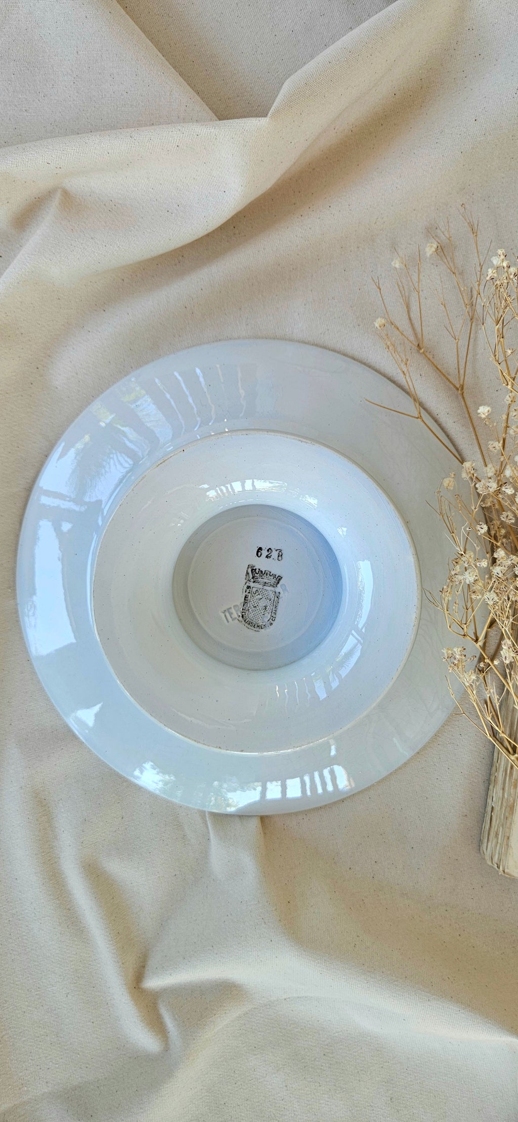 Assiette sur pied Saint-Amand en terre de fer décor floral vert et pois bruns