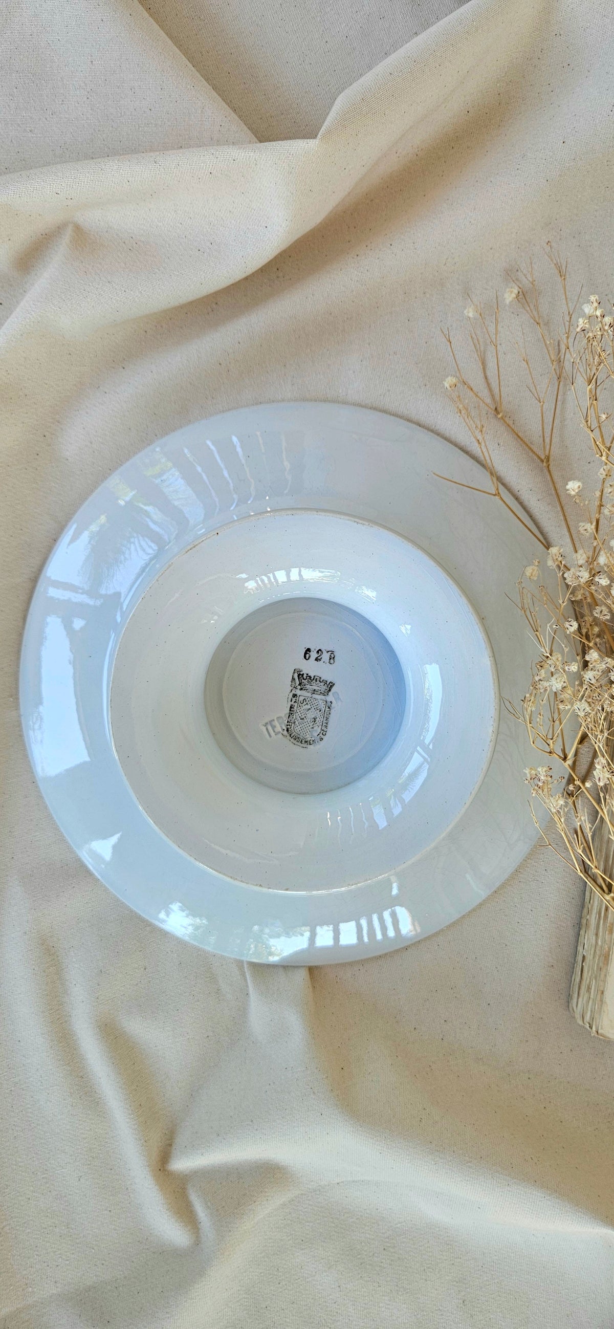 Assiette sur pied Saint-Amand en terre de fer décor floral vert et pois bruns
