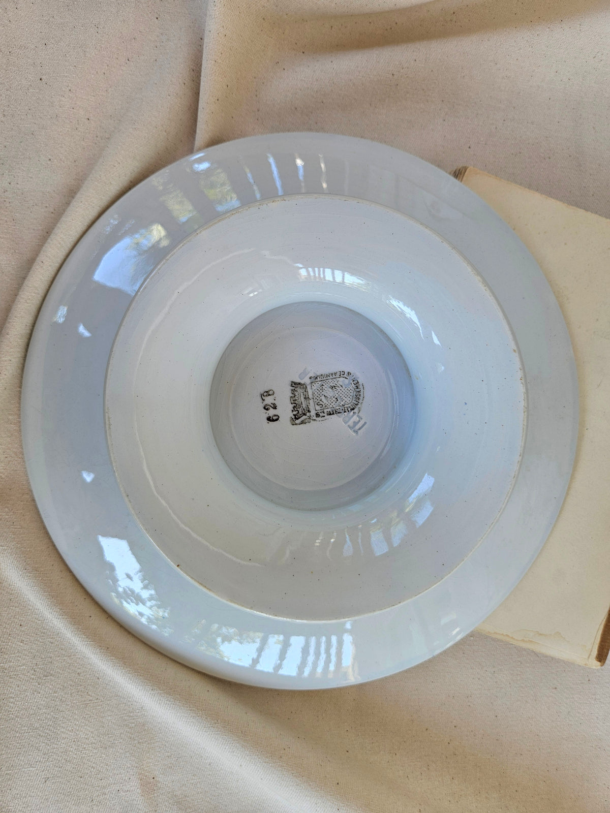 Assiette sur pied Saint-Amand en terre de fer décor floral vert et pois bruns