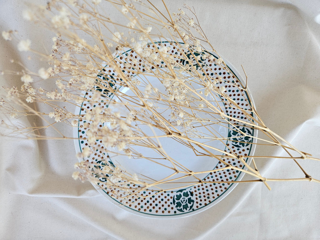 Assiette sur pied Saint-Amand en terre de fer décor floral vert et pois bruns