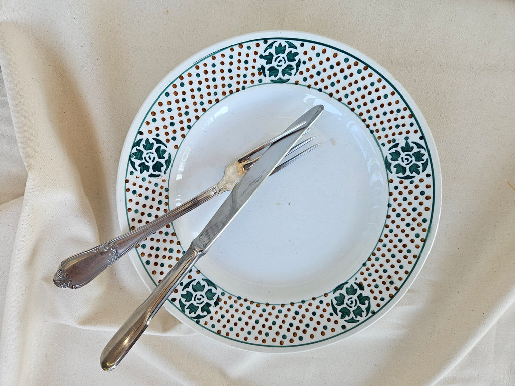 Assiette sur pied Saint-Amand en terre de fer décor floral vert et pois bruns