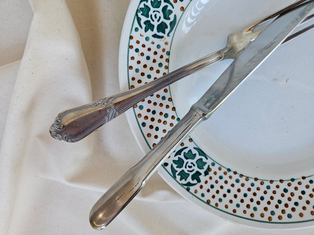 Assiette sur pied Saint-Amand en terre de fer décor floral vert et pois bruns