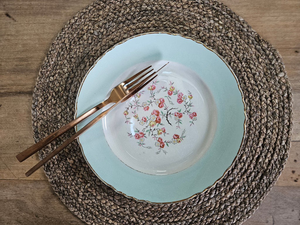 Assiette creuse Moulin des Loups bleu pastel fleurs roses 23 cm