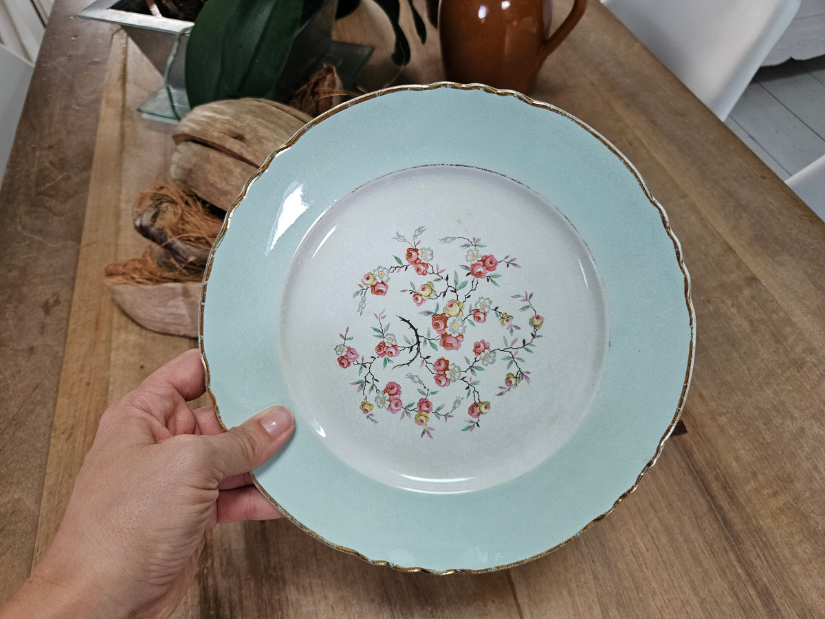 Assiette creuse Moulin des Loups bleu pastel fleurs roses 23 cm