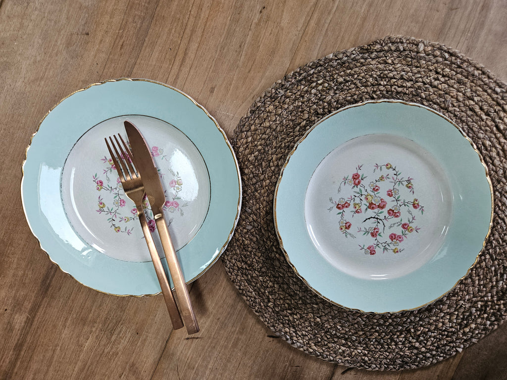Assiette creuse Moulin des Loups bleu pastel fleurs roses 23 cm