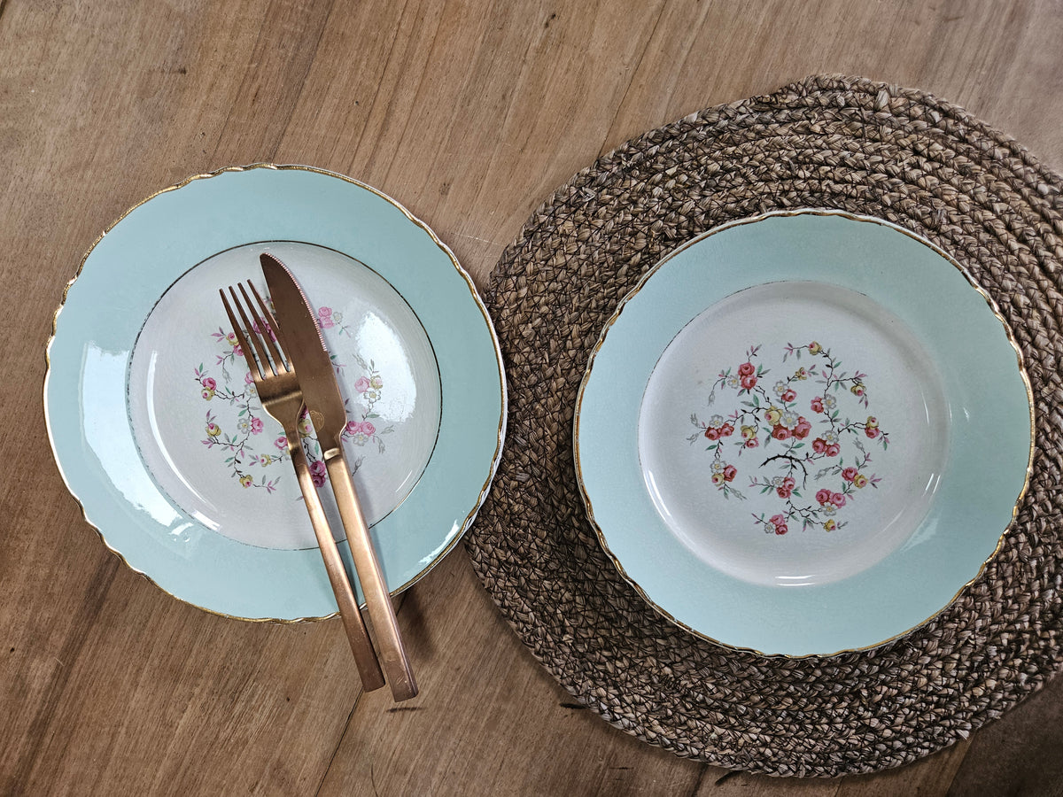 Assiette creuse Moulin des Loups bleu pastel fleurs roses 23 cm