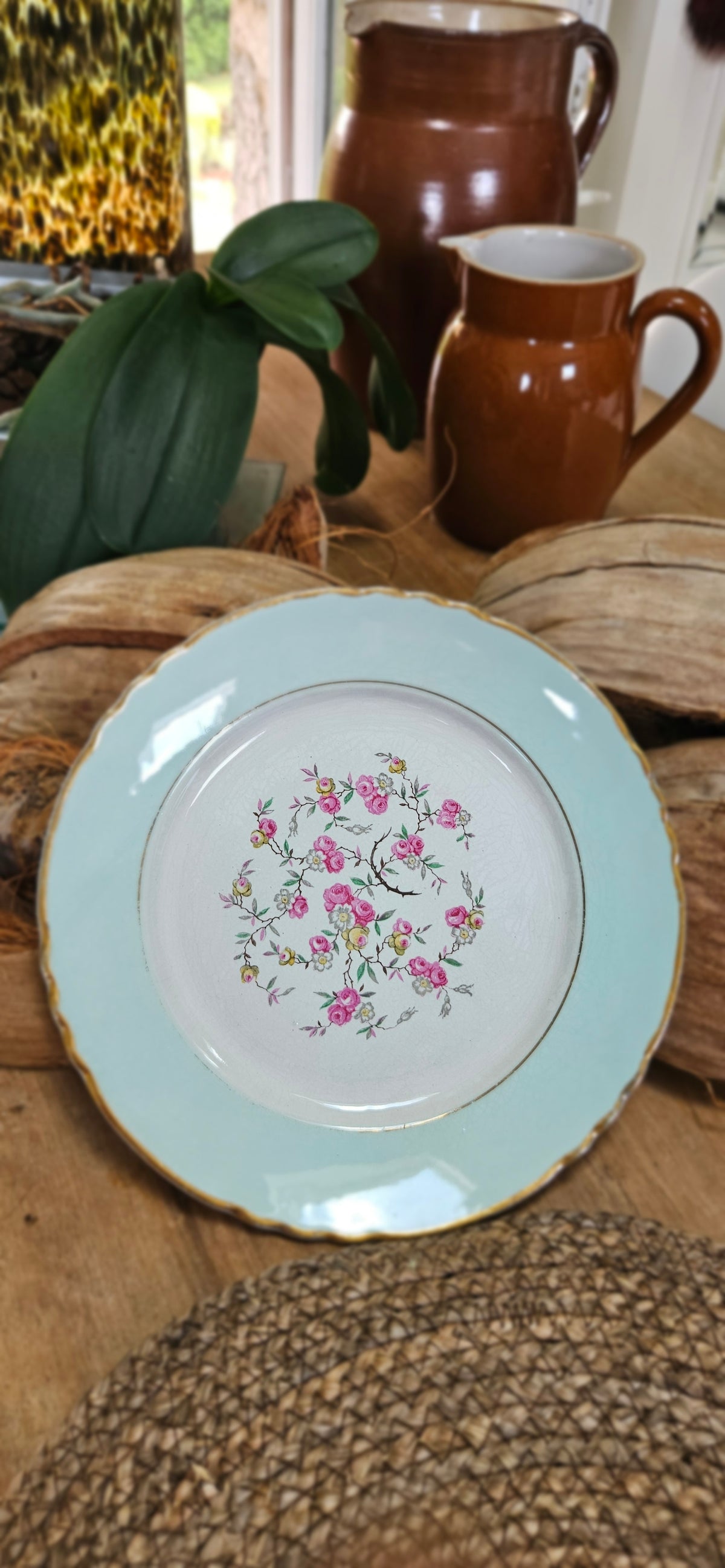 Assiette creuse Moulin des Loups bleu pastel fleurs roses 23 cm