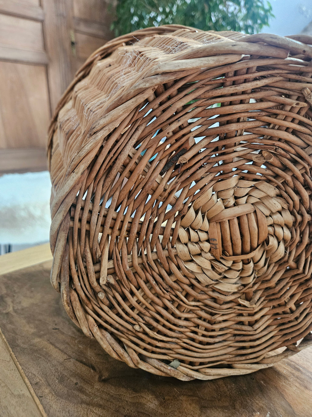 Ancien panier en osier tressé avec anse 40 cm