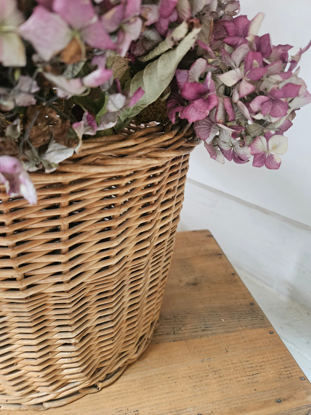 Ancien panier en osier tressé avec anse 40 cm
