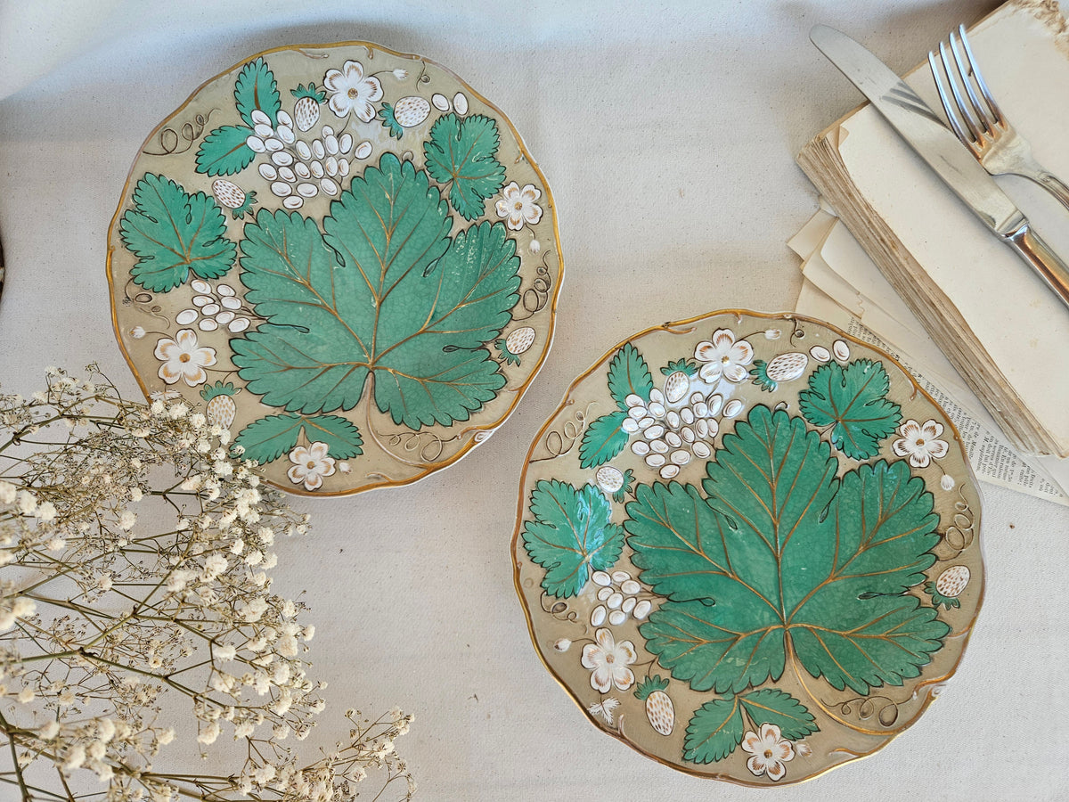 Assiette barbotine ancienne – Feuilles de vigne