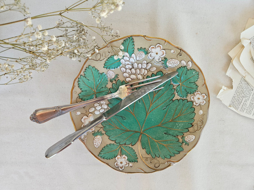 Assiette barbotine ancienne – Feuilles de vigne