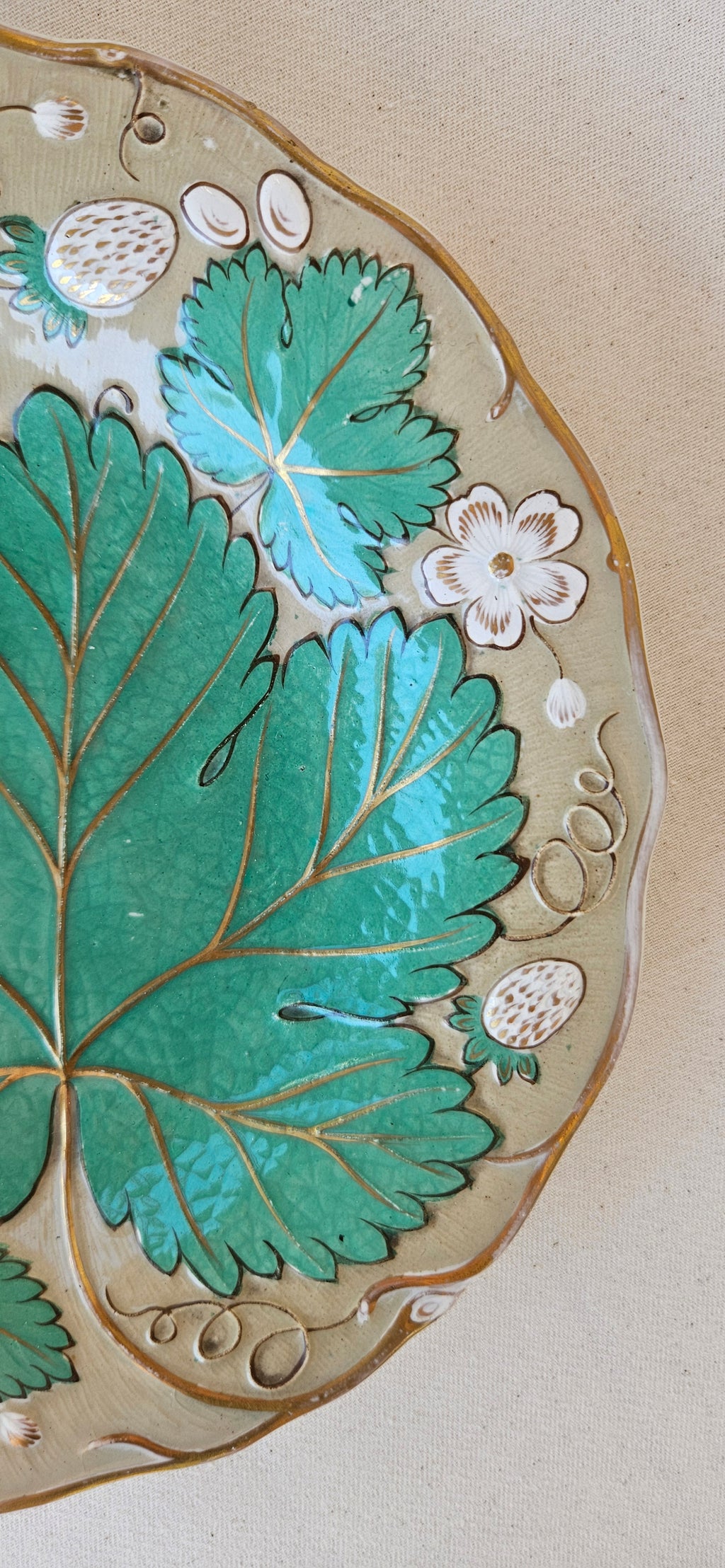 Assiette barbotine ancienne – Feuilles de vigne