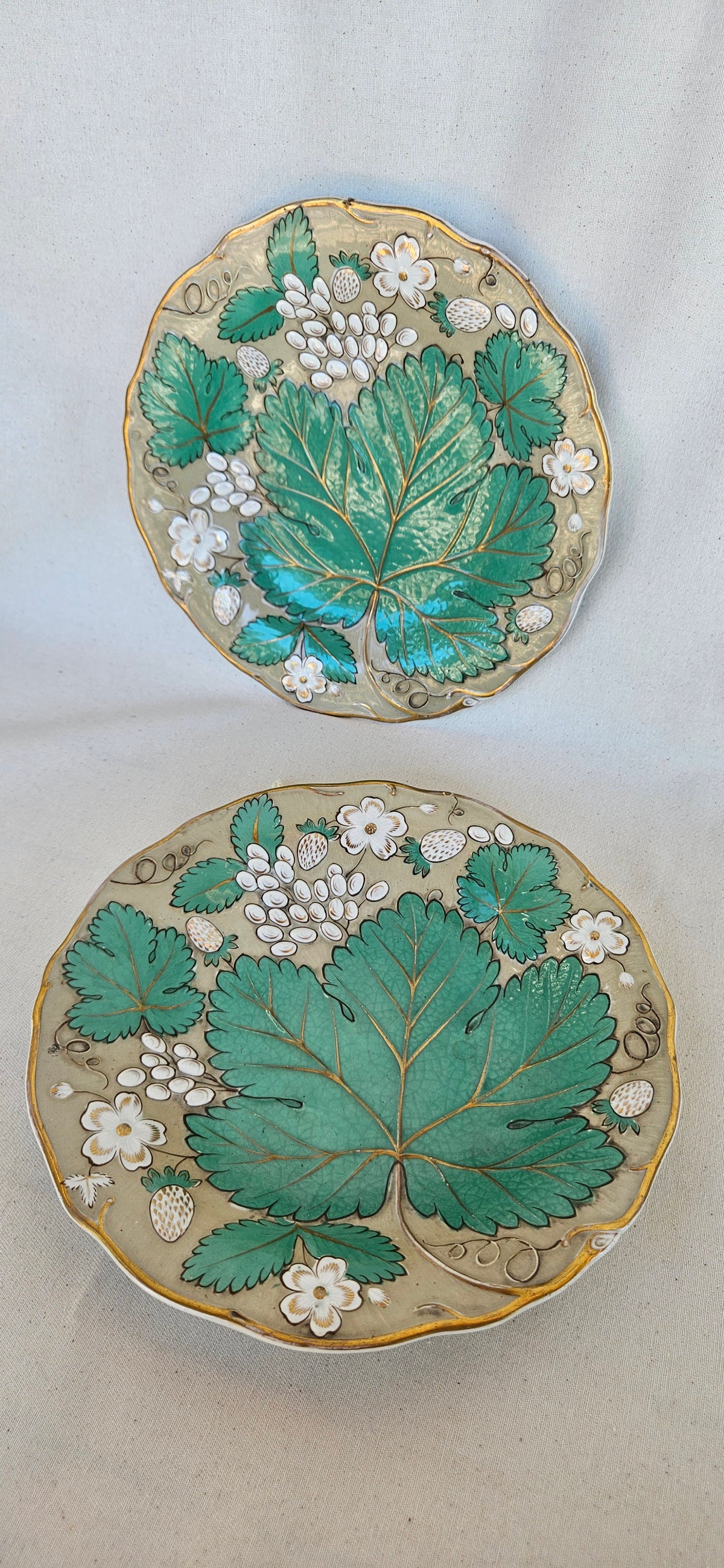 Assiette barbotine ancienne – Feuilles de vigne