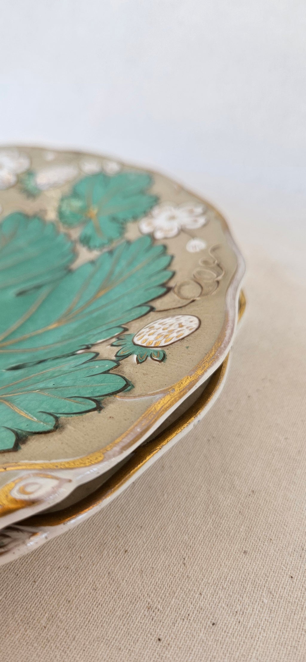 Assiette barbotine ancienne – Feuilles de vigne